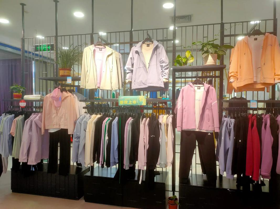 JEEP新夏短T，清爽有型，五堰商場(chǎng)五樓等你來(lái)挑！